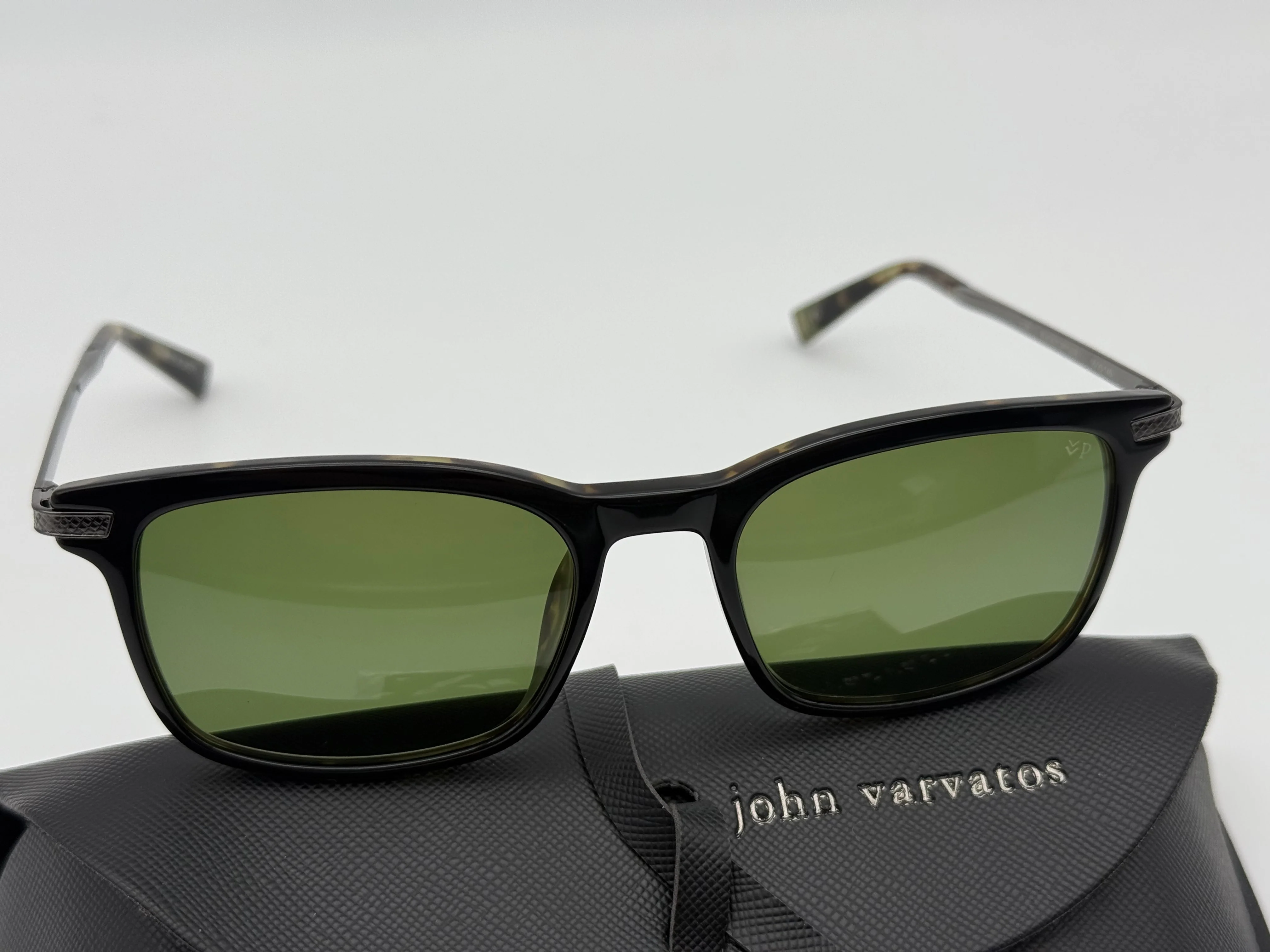 John Varvatos V539 55mm Black Tortoise/ Green Polarized lens Missing Box - Image 3