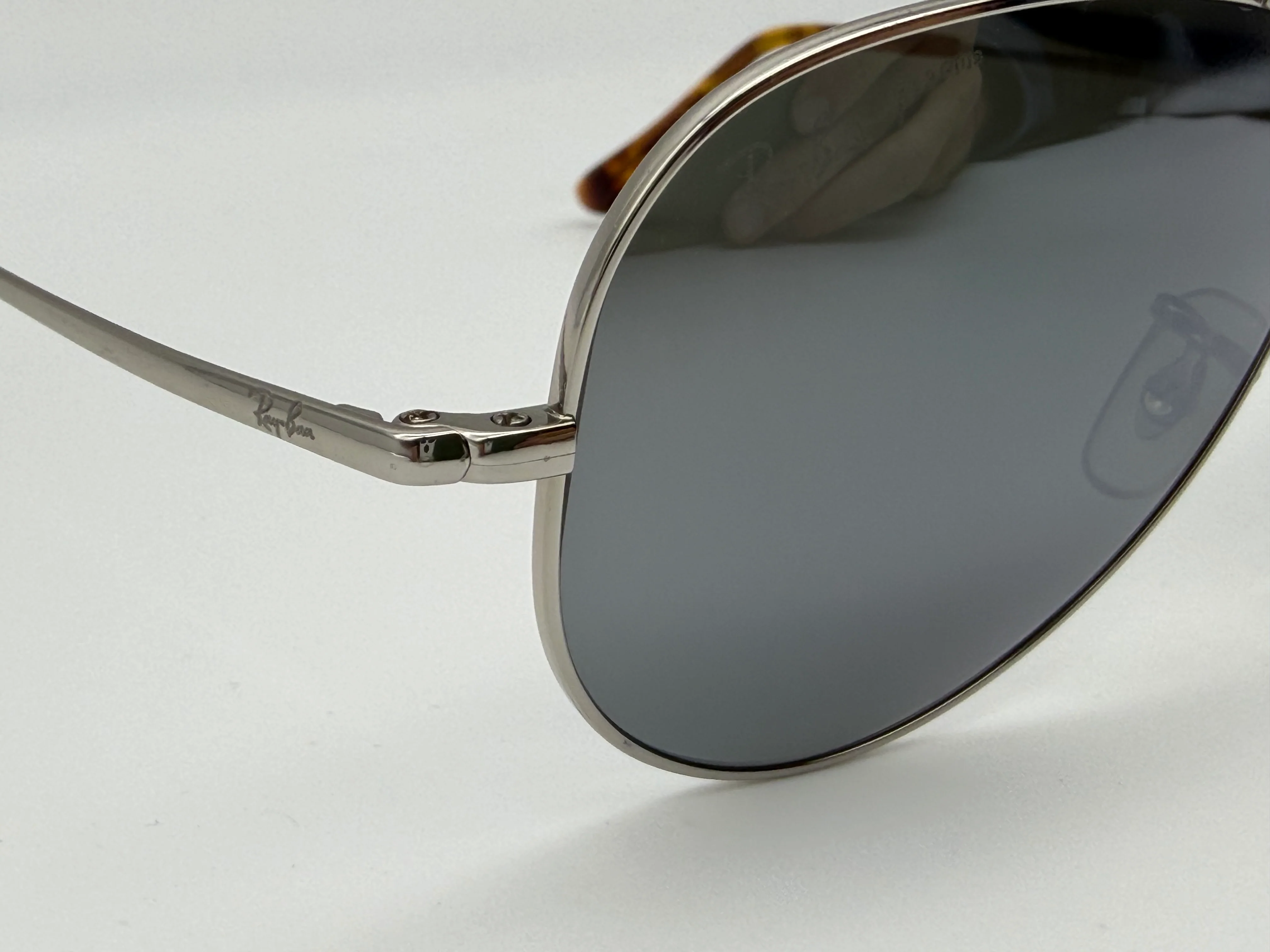 Ray-Ban Aviator Ultra Titanium 58mm Limited Edition RB 8029 K 18K White Gold / Silver P 3 Plus lens 064K / N4 Italy Preowned - Image 4