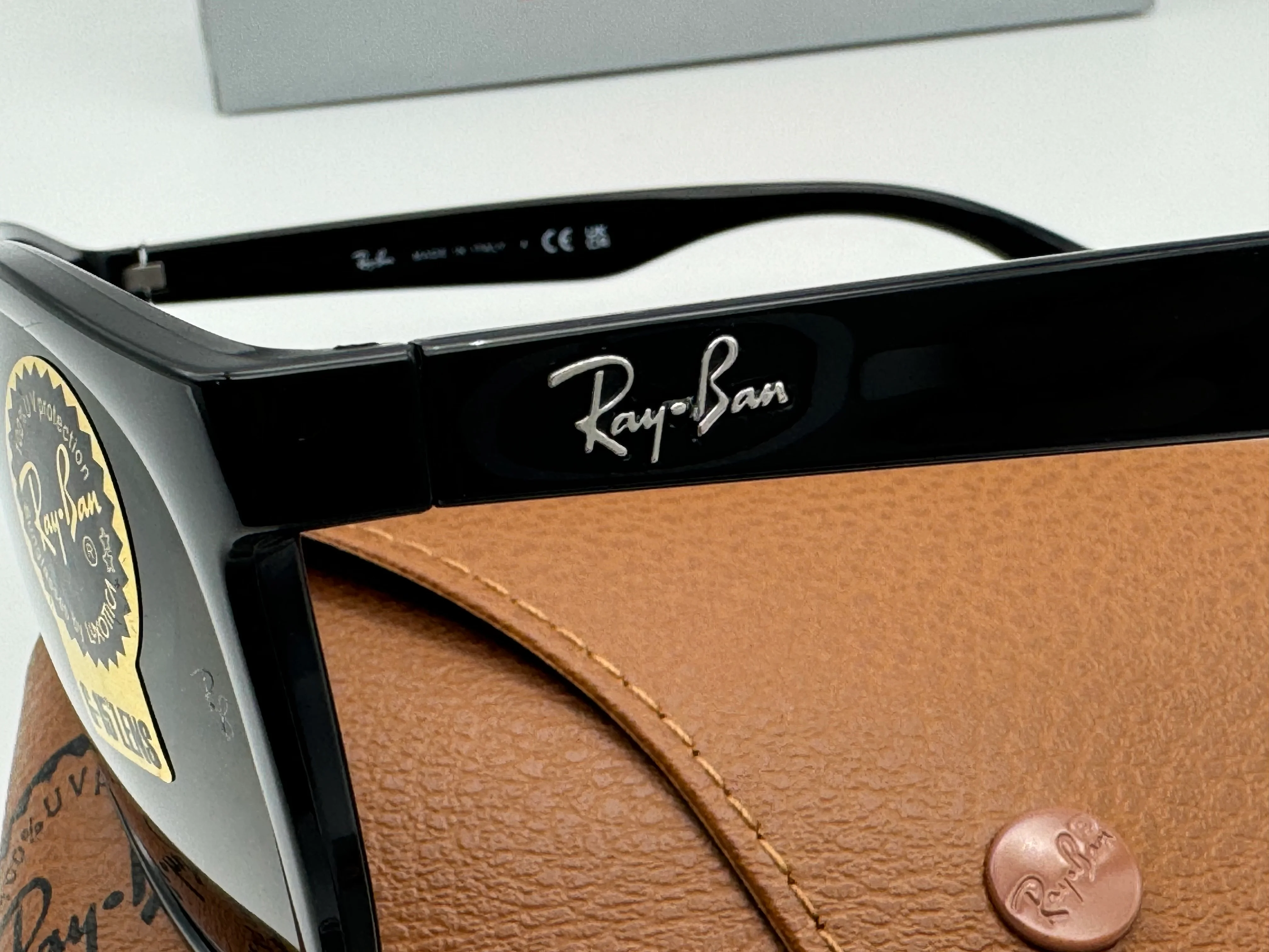 Ray-Ban RB 4374 56mm Black / G 15 Glass Lens 601/31 Italy Factory defect - Image 3